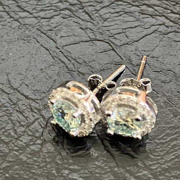 1.00 ctw Lab- Grown Diamond Stud Earrings. - Picture 4 of 5